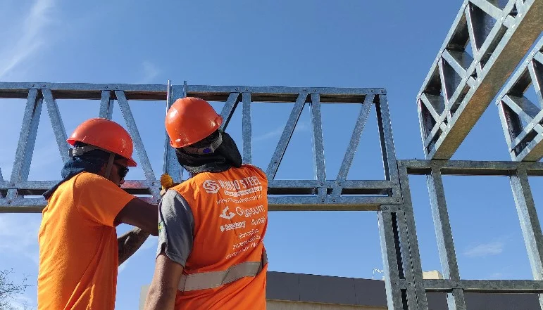 Montadores no canteiro de obras